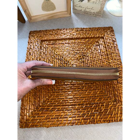 Michael Kors GUC Larhe Brown Wallet Gold Hardware Zip Closure - Picture 2 of 6